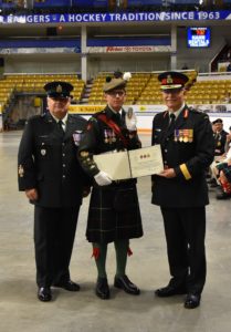 Le cadet Adjm William Bowen(centre) avec le AdjC W. Crawford (g) et le Brigadier-général Kelly Woiden, Commandant du Groupe de support national pour le programme des cadet et du RCJ